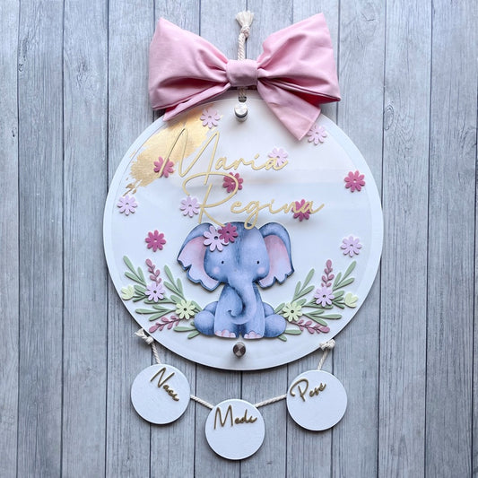 Letrero Elefante sobre corona de flores