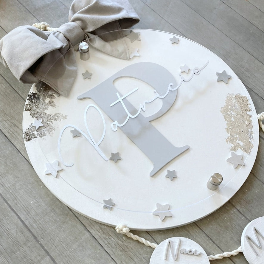 Letrero con Inicial con hoja plata