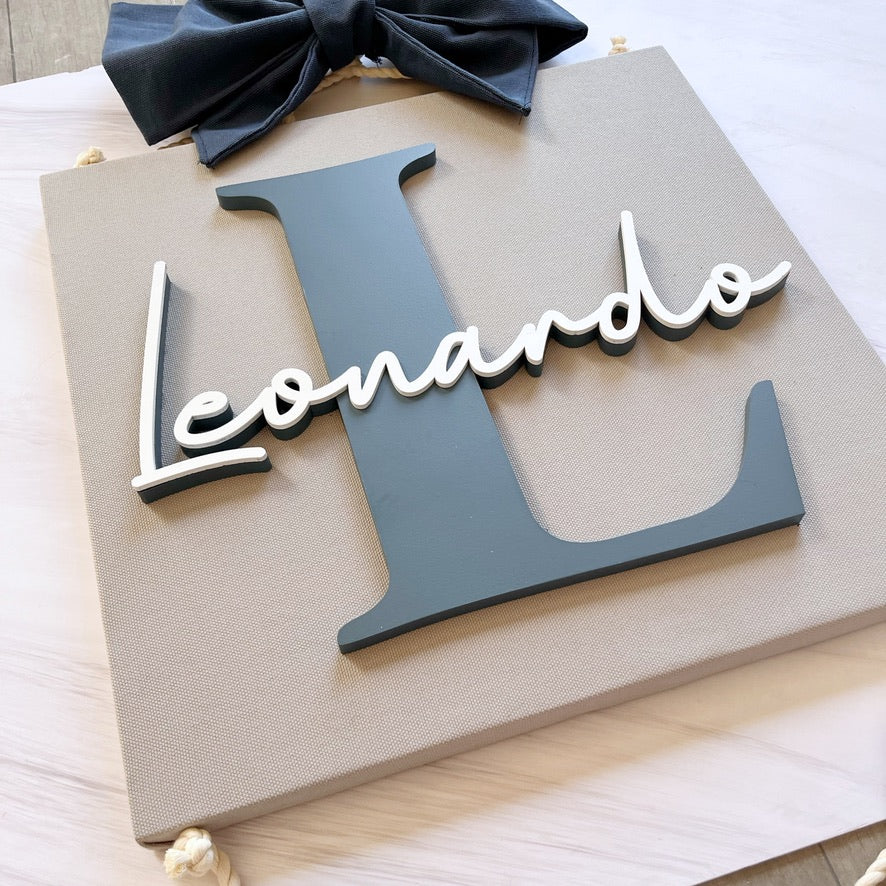 Letrero con Inicial y fondo de tela