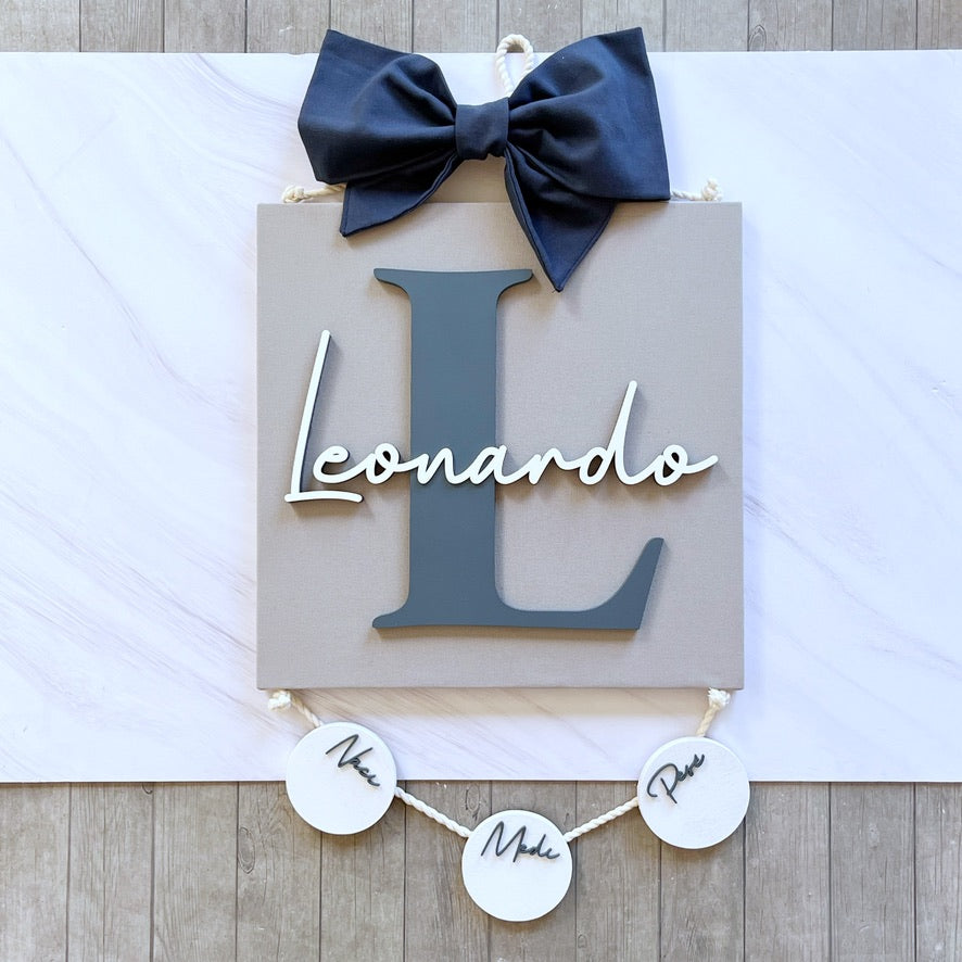 Letrero con Inicial y fondo de tela