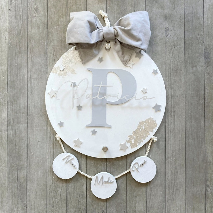 Letrero con Inicial con hoja plata