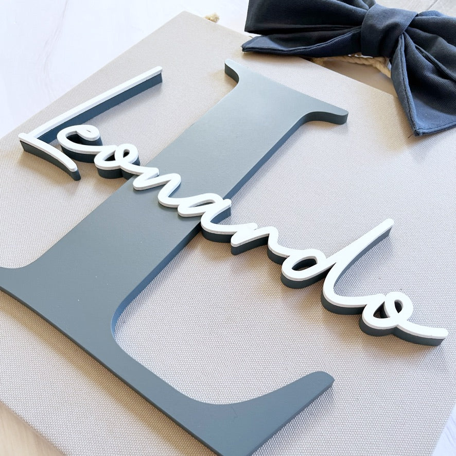 Letrero con Inicial y fondo de tela